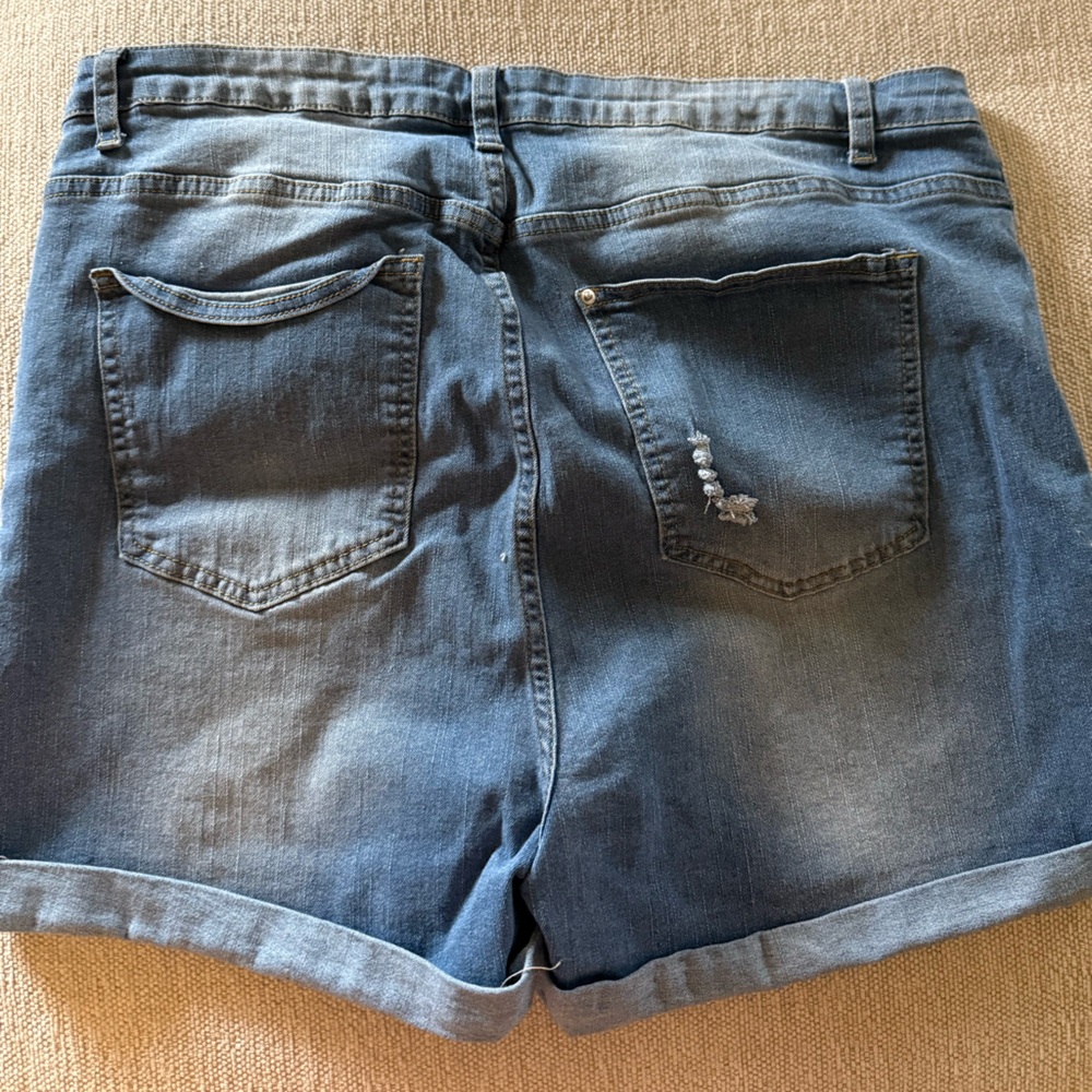 SHEIN Classic Blue Jean Shorts - Picture 2 of 3